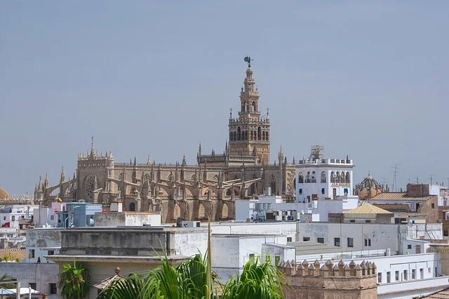 Catedral de Sevilla vista desde lejos rodeada de las viviendas del barrio