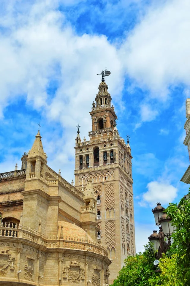 Imagen de la Giralda con el Giraldillo iluminado con el atardecer