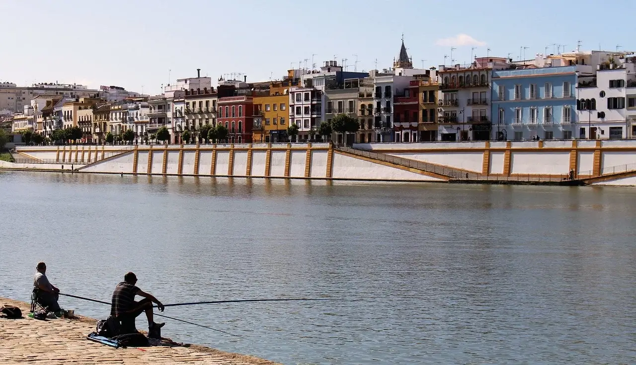 Barrio de Triana, en Sevilla, visto desde el otro lado del río Guadalquivir