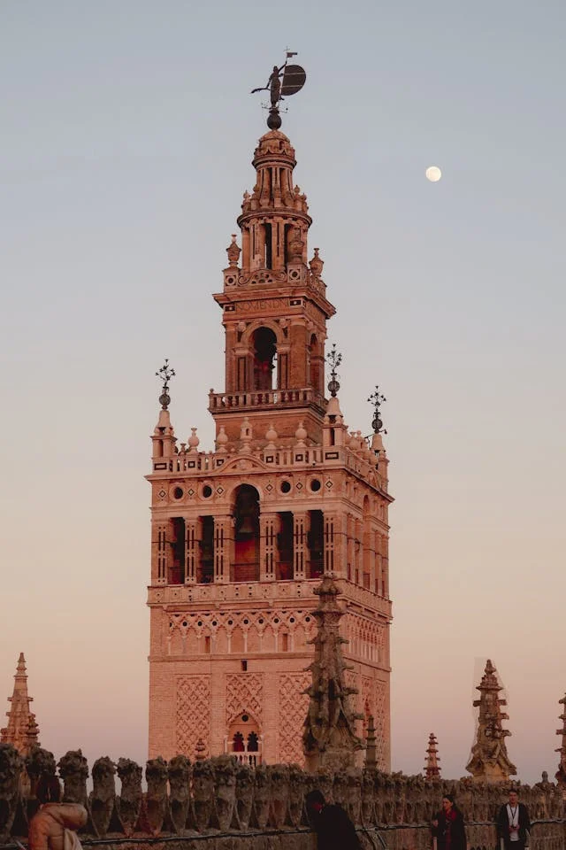 Imagen de la Giralda con la luz del atardecer